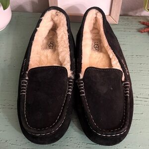 UGG  Black Suede Slippers SZ 8 no tag available box 121